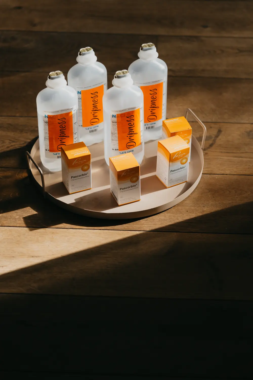 Dripness - Flasche und Packungen auf dem Tisch in einem Tablett 